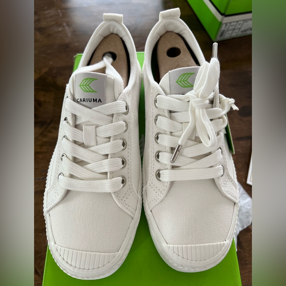 Cariuma OCA Low off-white canvas sneaker